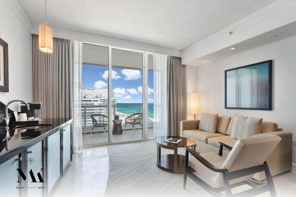 Junior Suite with Resort View room - Image 3