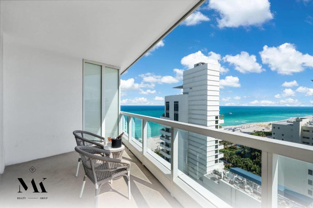 Deluxe Suite with Ocean View room - Image 1