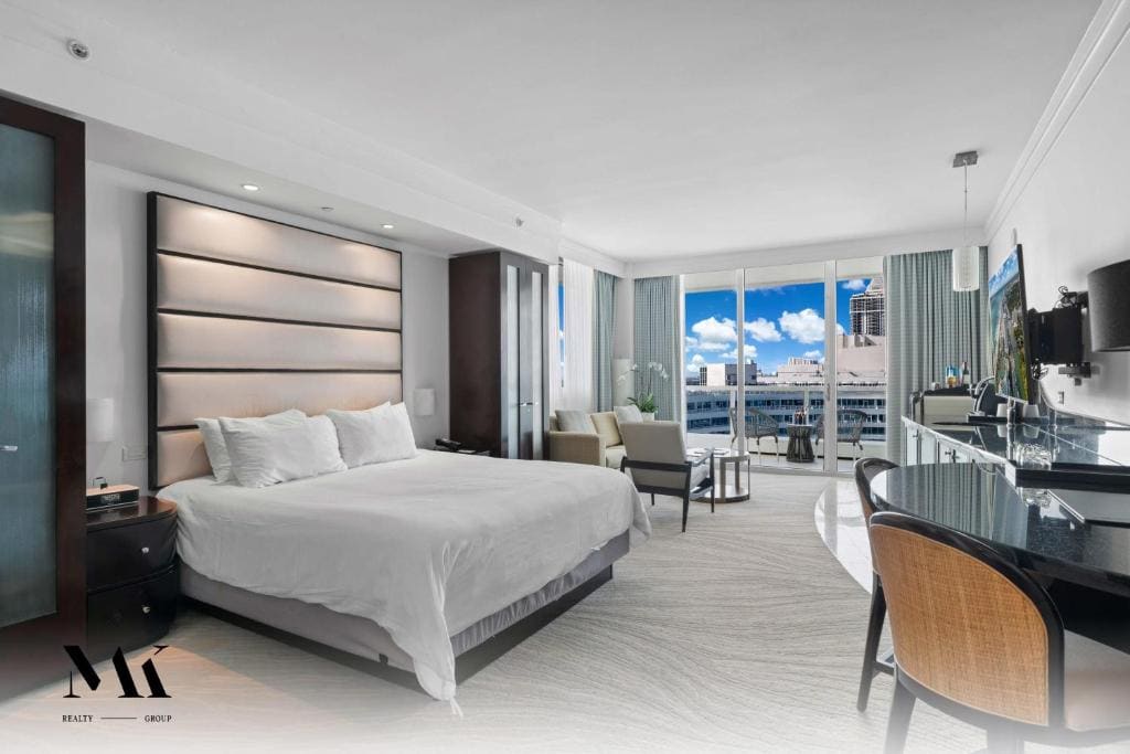 Deluxe Suite with Resort View room - Image 3
