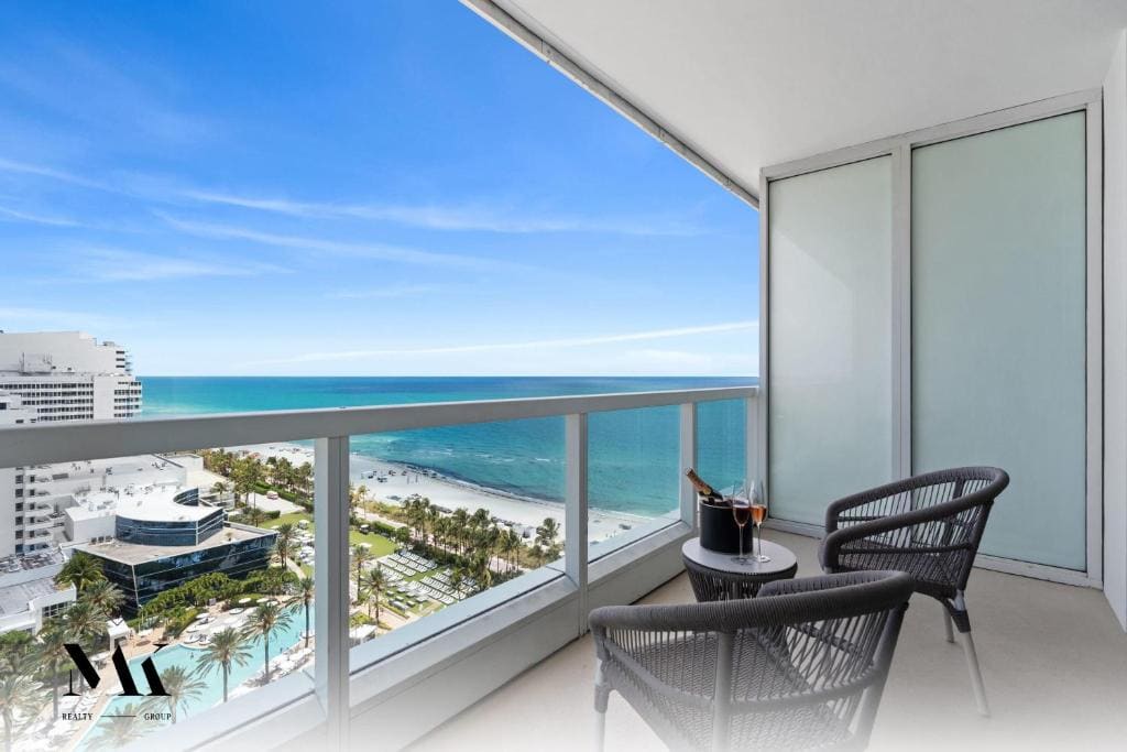 Deluxe Suite with Resort View room - Image 2