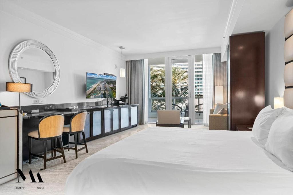 Deluxe Junior Suite room - Image 2