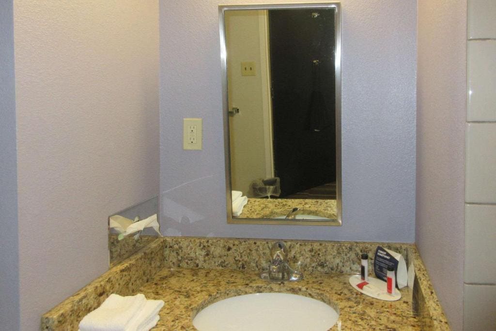 Queen Room with Accessible Tub - Accessible/Non-Smoking room - Image 2