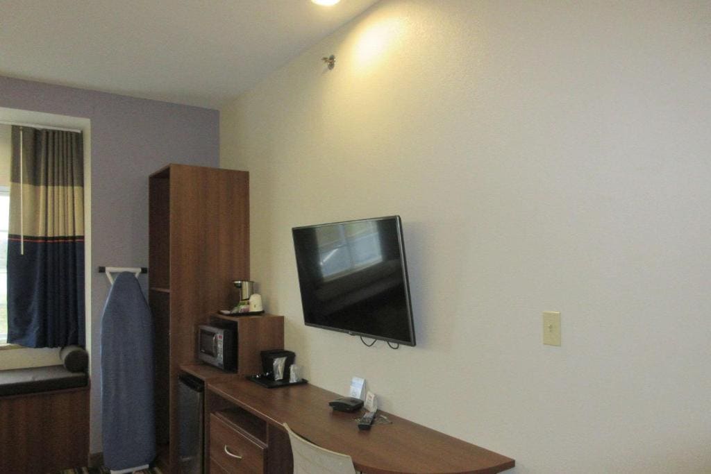 Queen Room with Accessible Tub - Accessible/Non-Smoking room - Image 1