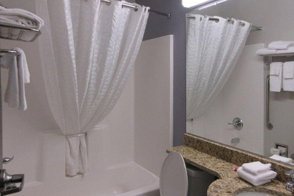 Queen Room - Non-Smoking room - Image 3