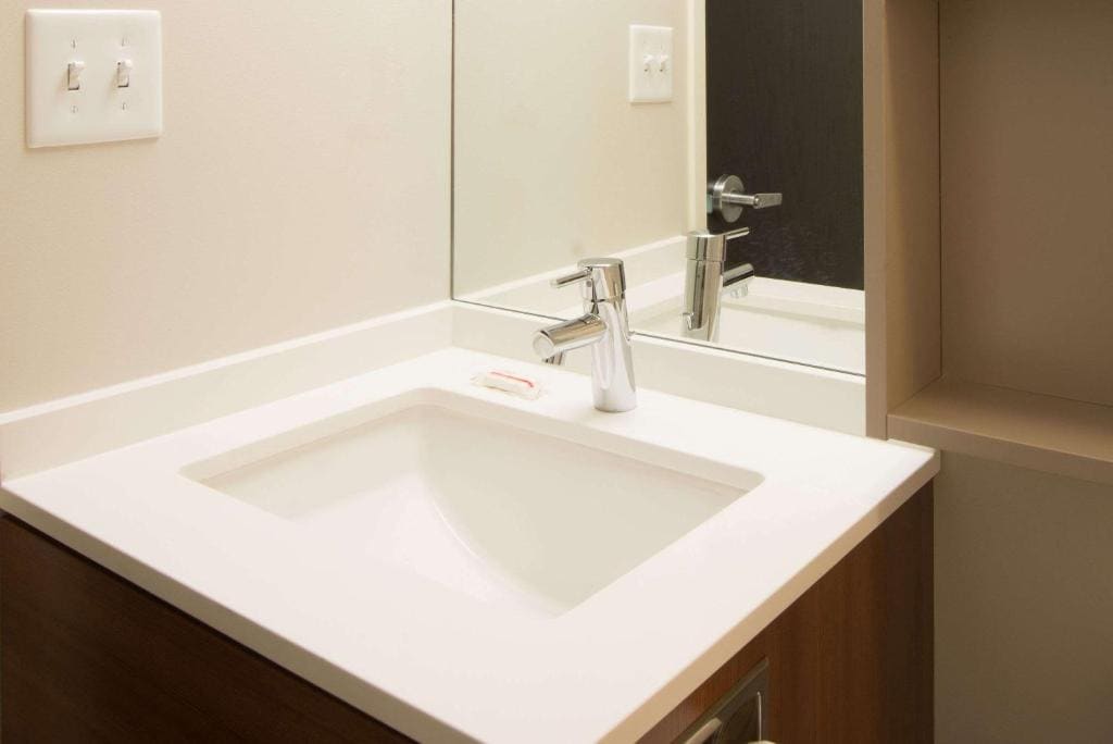 Queen Room with Two Queen Beds - Disability Access/Non-Smoking room - Image 3