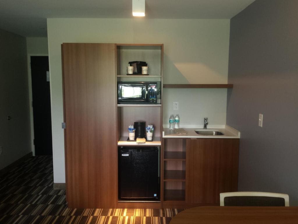 Queen Room with Two Queen Beds - Non-Smoking room - Image 2