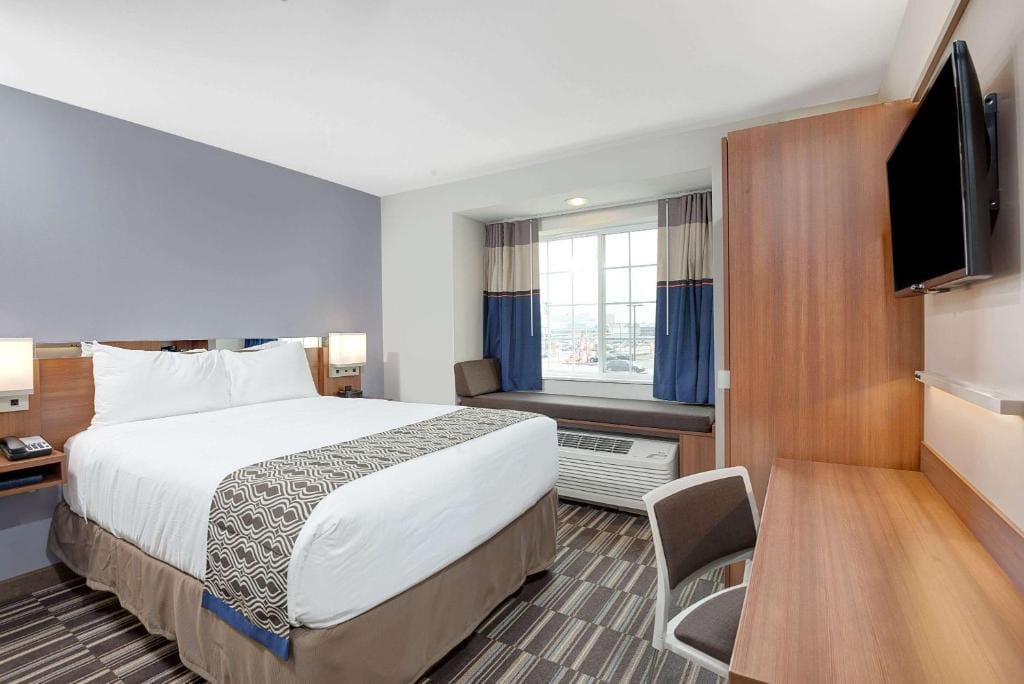Queen Room with Two Queen Beds - Mobility Access/Non-Smoking room - Image 2