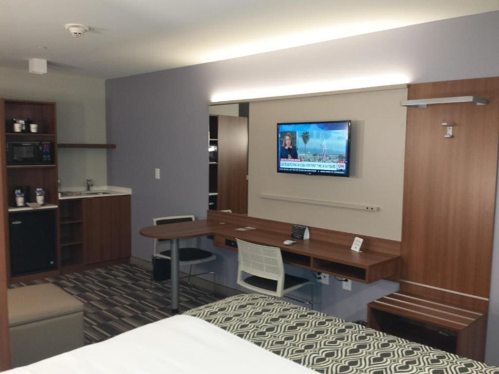 Queen Room with Two Queen Beds - Non-Smoking room - Image 3