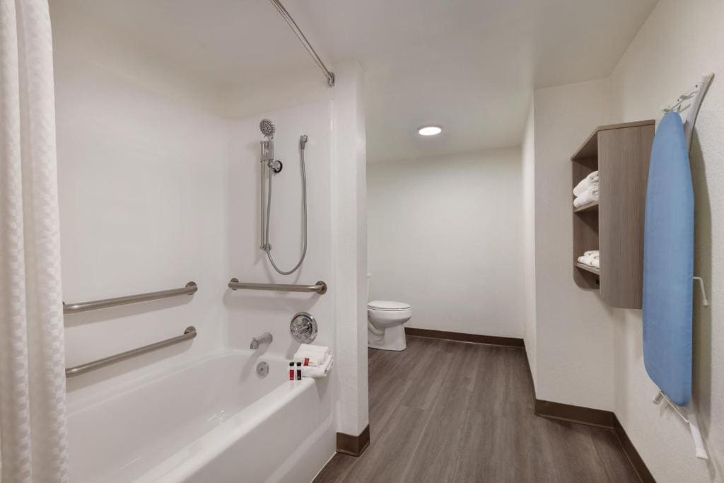 Queen Room with Two Queen Beds - Mobility Access/Non-Smoking room - Image 3