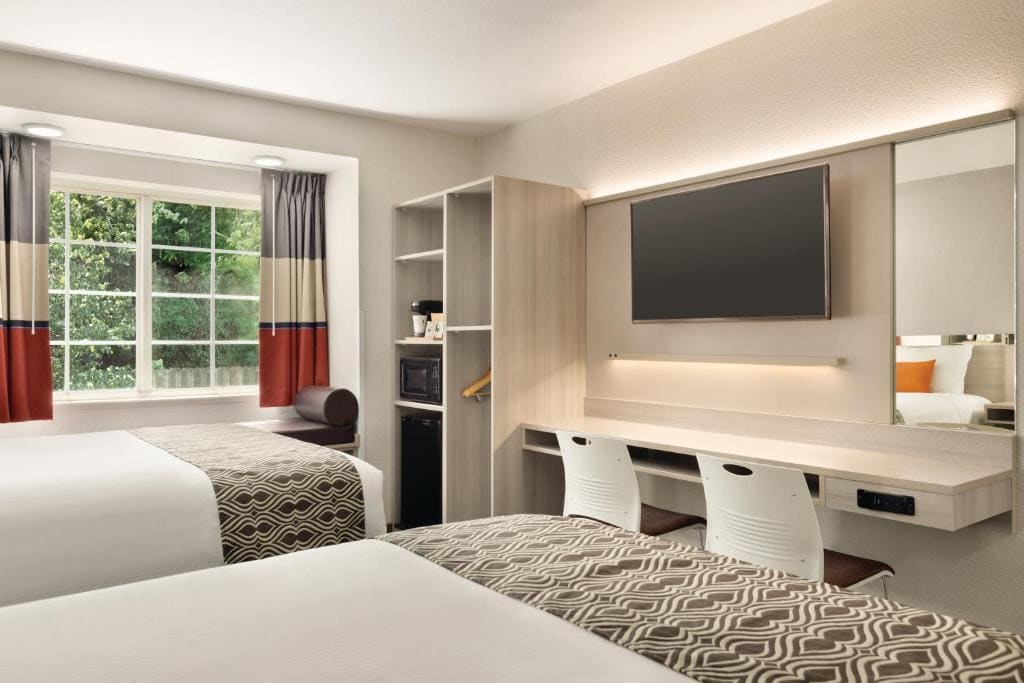 Queen Room with Two Queen Beds - Mobility Access/Non-Smoking room - Image 1
