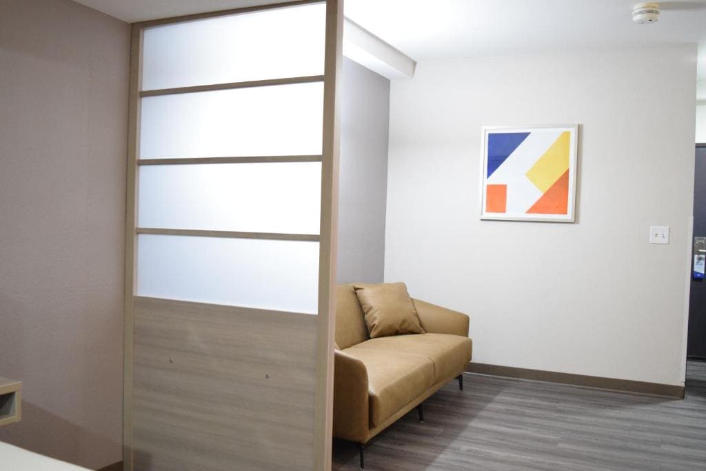 Queen Studio Suite - Non-Smoking room - Image 3