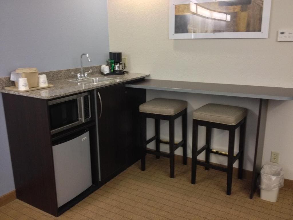 Queen Studio Suite - Non-Smoking room - Image 3