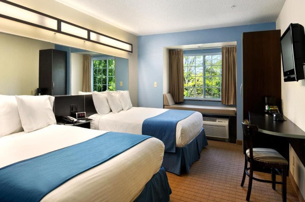 Deluxe Queen Studio Suite - Non-Smoking room - Image 2