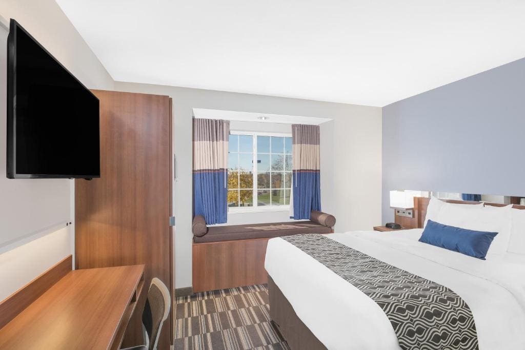One Queen Bed - Disability Accessible/Non-Smoking room - Image 1