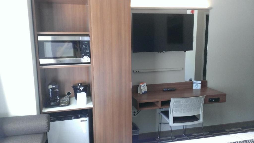 One Queen Bed - Non-Smoking room - Image 3