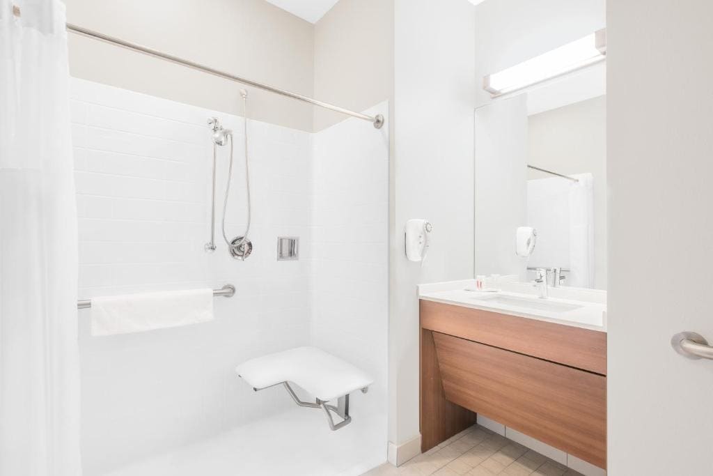 Two Queen Beds - Disability Accessible/Non-Smoking room - Image 3