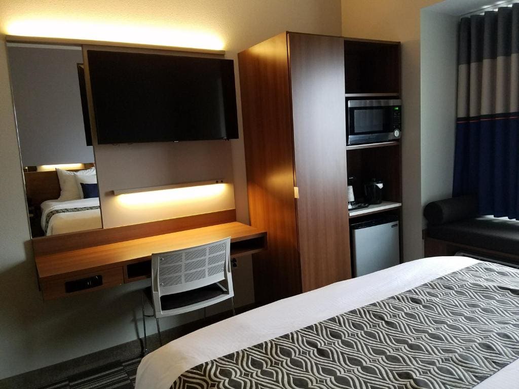 One Queen Bed - Disability Accessible/Non-Smoking room - Image 2