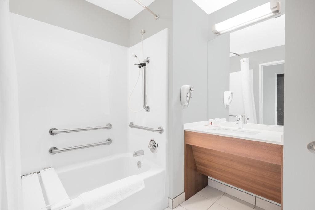 One Queen Bed - Disability Accessible/Non-Smoking room - Image 3