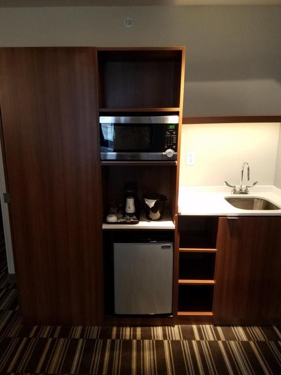 Queen Studio Suite - Non-Smoking room - Image 2