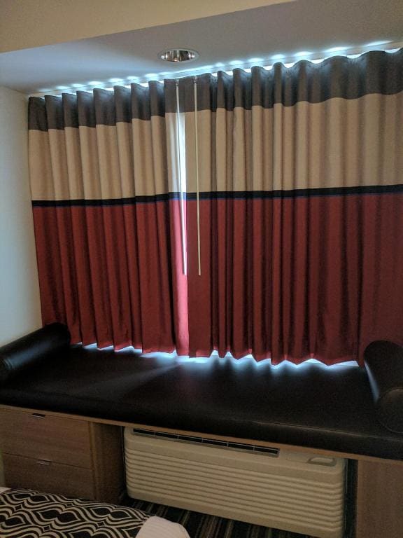 Queen Room with Two Queen Beds - Pet Friendly/Non-Smoking room - Image 2