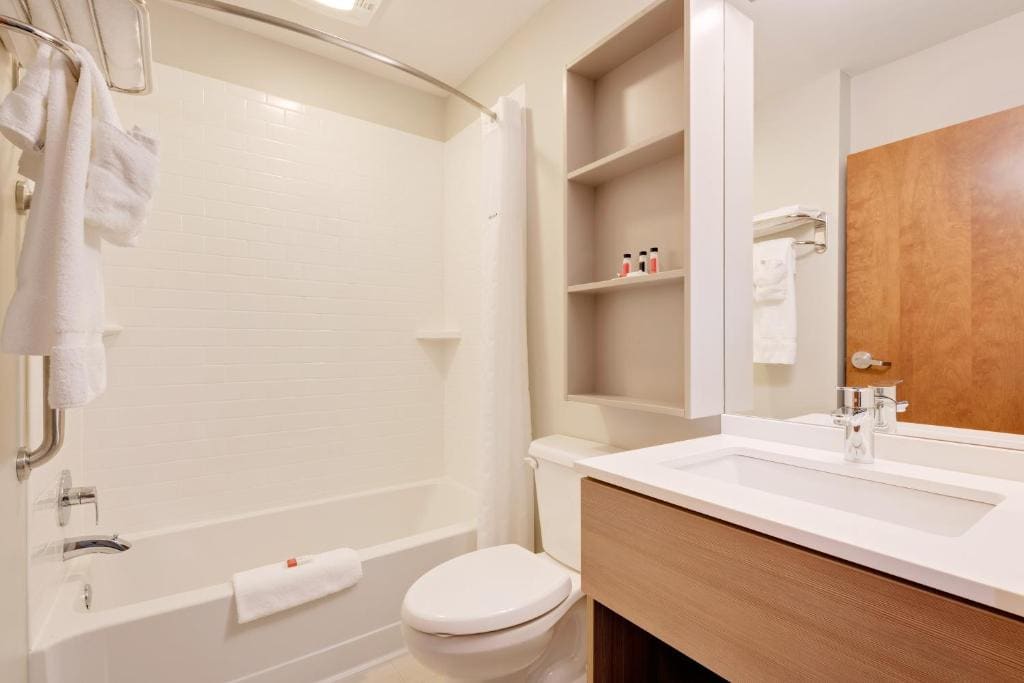Queen Room with Two Queen Beds - Disability Access/Non-Smoking room - Image 3