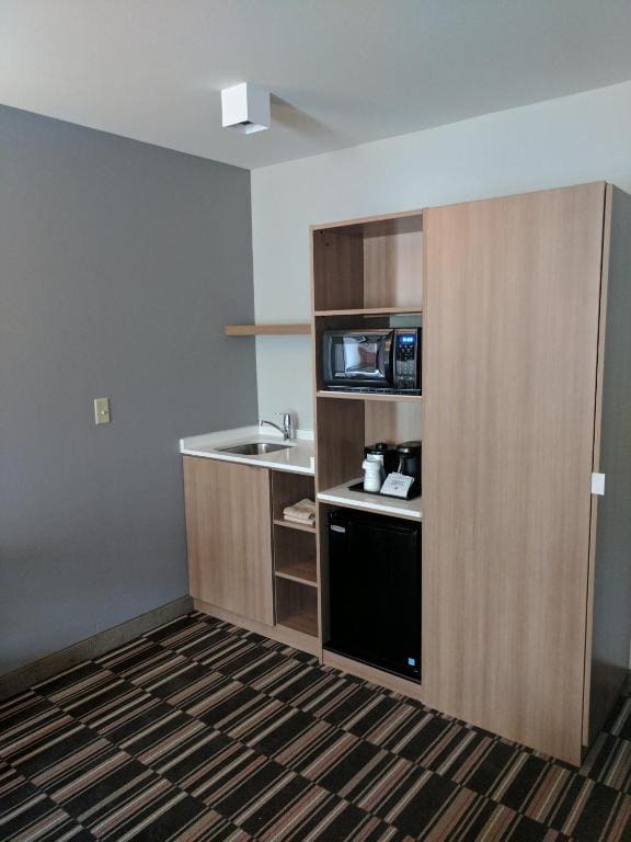 Queen Studio Suite - Mobility Access room - Image 3