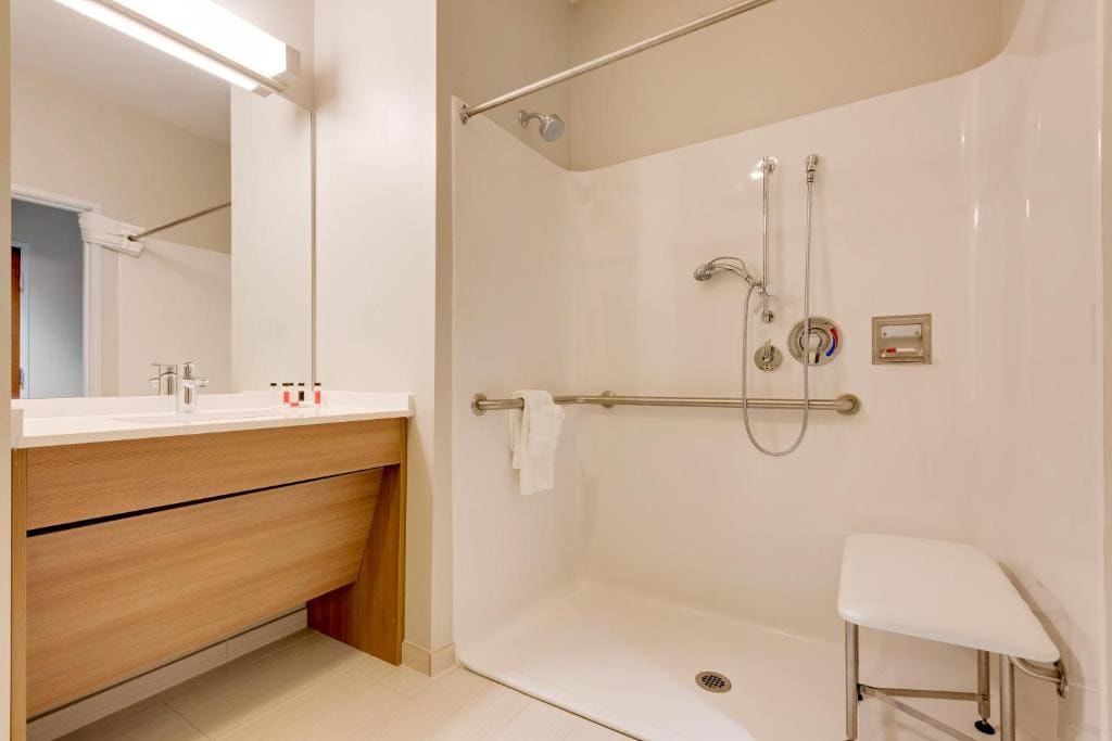 Superior Queen Room - Disability Access/Non-Smoking room - Image 2