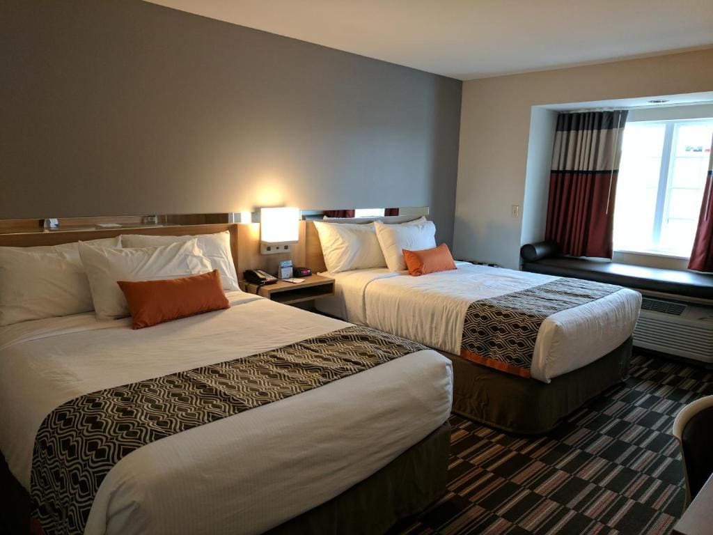 Queen Room with Two Queen Beds - Disability Access/Non-Smoking room - Image 2