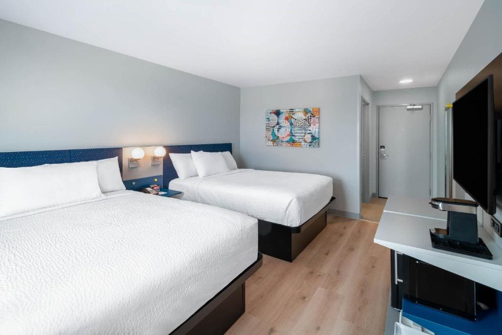 Queen Room with Two Queen Beds - Non-Smoking room - Image 2