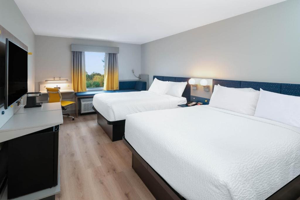 Corner Queen Room with Two Queen Beds - Non-Smoking room - Image 1