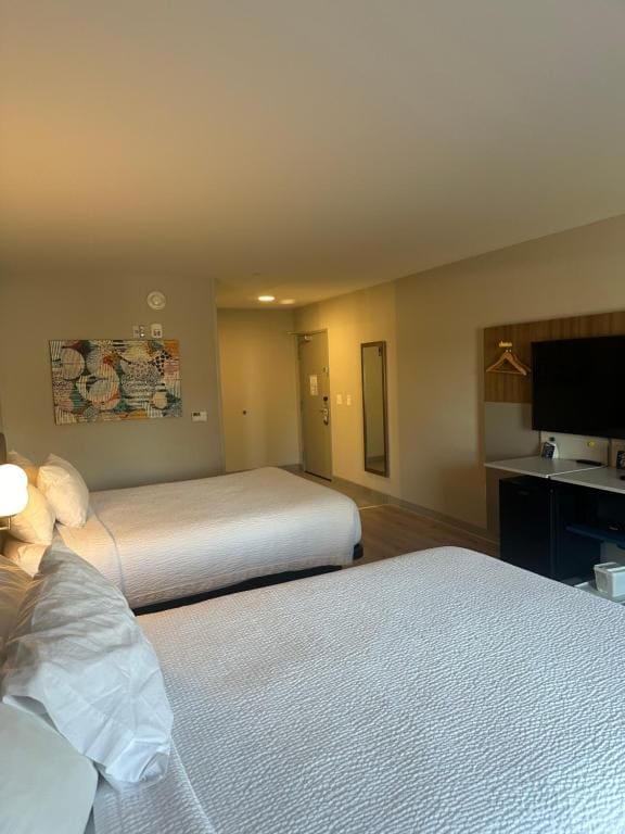 Corner Queen Room with Two Queen Beds - Non-Smoking room - Image 3