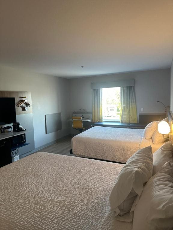 Corner Queen Room with Two Queen Beds - Non-Smoking room - Image 2