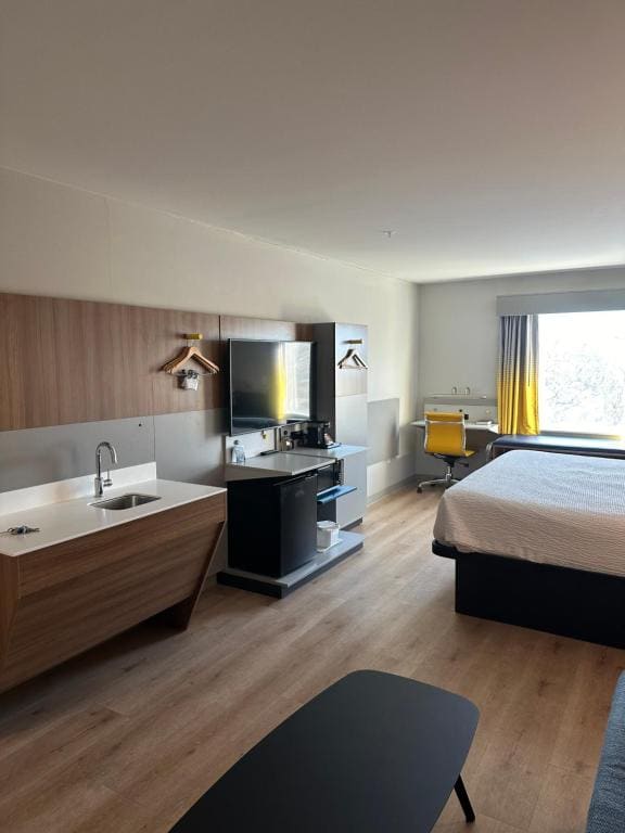 King Suite - Non-Smoking room - Image 2