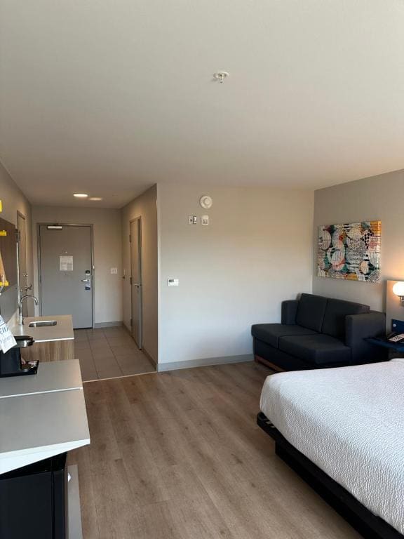 King Suite - Non-Smoking room - Image 3