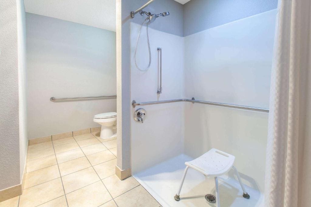 Deluxe Queen Room - Mobility Access/Non-Smoking room - Image 2