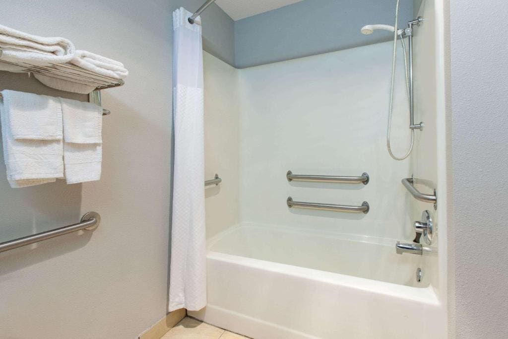Deluxe Queen Room - Mobility Access/Non-Smoking room - Image 1
