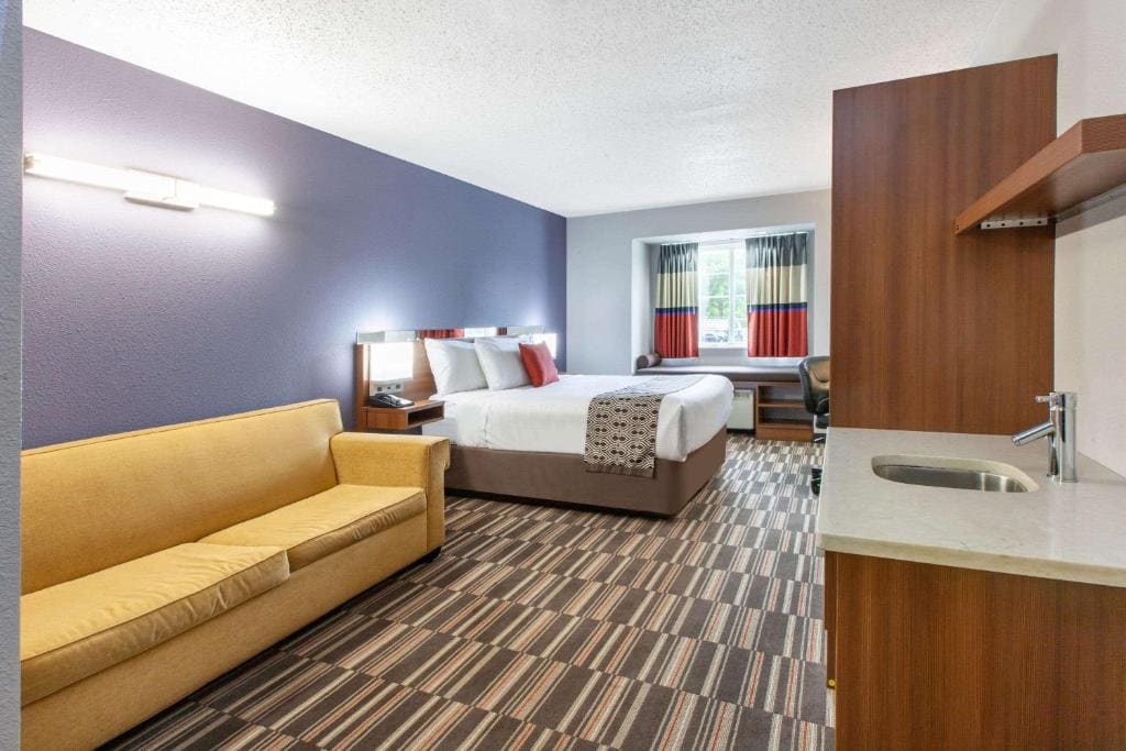 Queen Suite with Sofa Bed - Non-Smoking room - Image 1