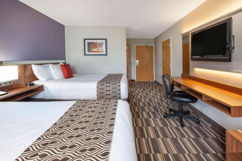 Queen Room with Two Queen Beds - Non-Smoking room - Image 1