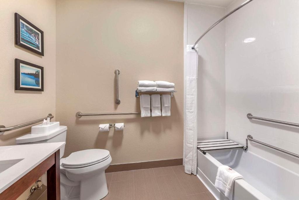 Queen Room with Two Queen Beds - Accessible/Non Smoking room - Image 2