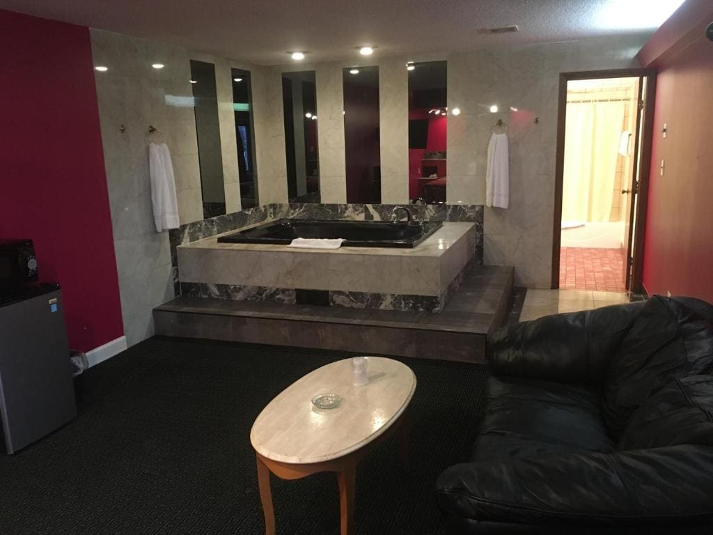 King Suite with Spa Bath room - Image 3