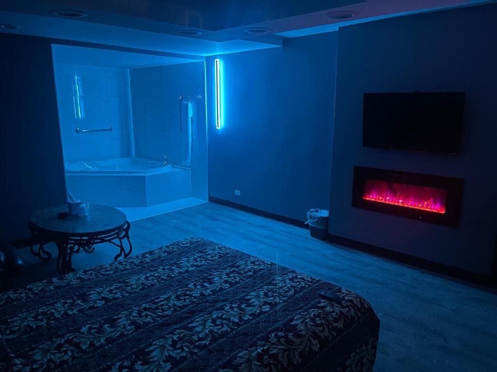 Queen Suite with Spa Bath room - Image 3