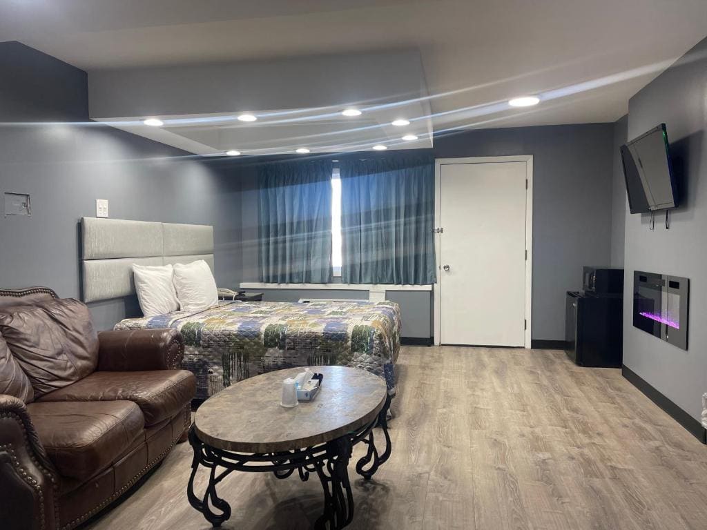 Queen Suite with Spa Bath room - Image 2
