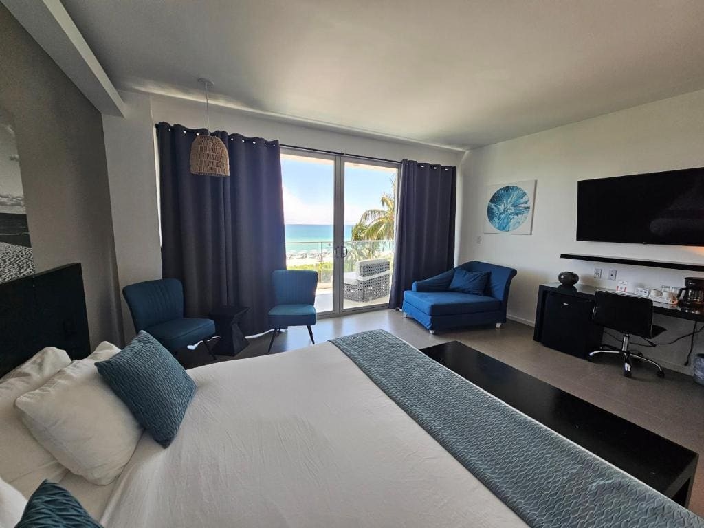 Deluxe King Room with Balcony - Oceanfront/Non-Smoking room - Image 1