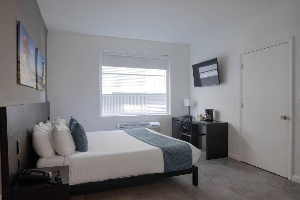 1 King Bed, Mobility/Hearing Accessible Room, Roll-In Shower, Non-Smoking room - Image 1