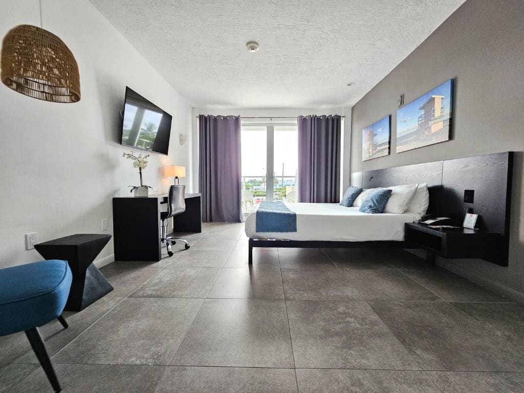 King Room with Balcony and City View - Non-Smoking room - Image 1