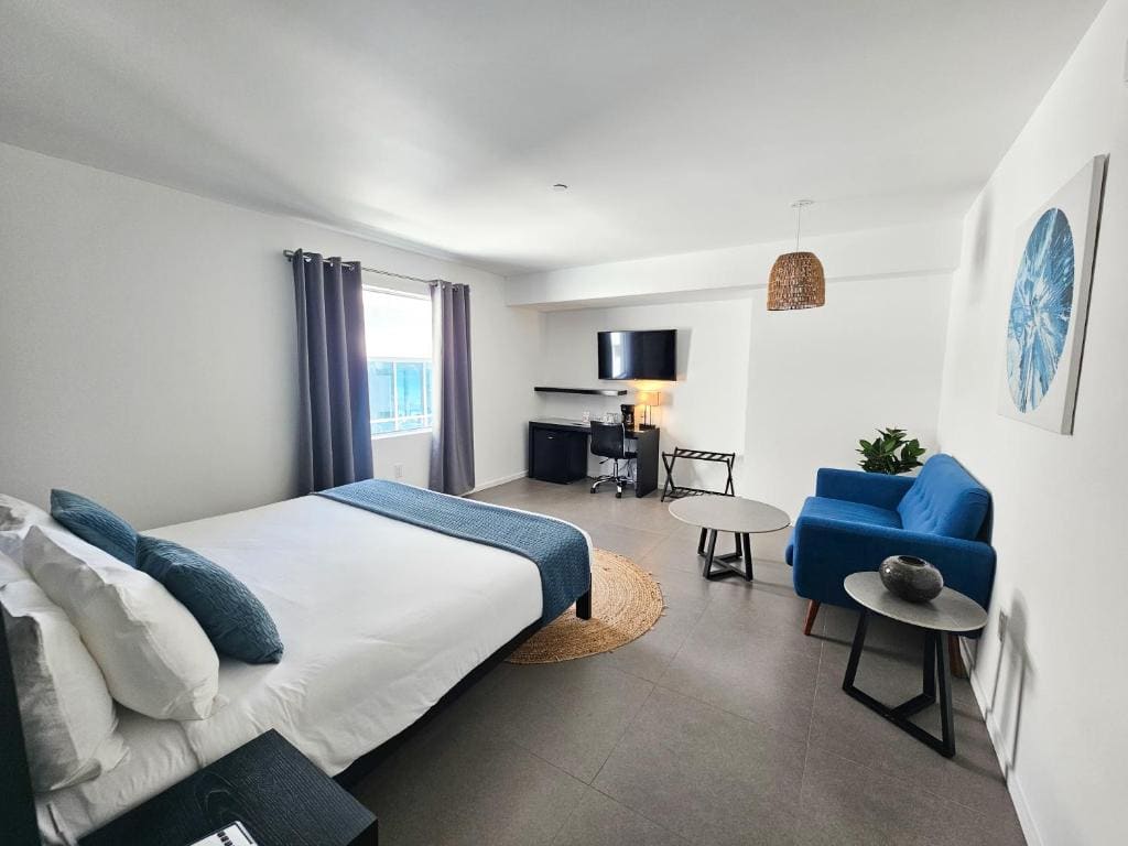 King Room with Partial Ocean View - Non-Smoking room - Image 2