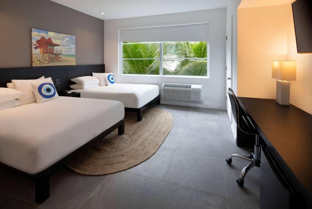 Queen Room with Two Queen Beds - Non-Smoking room - Image 2