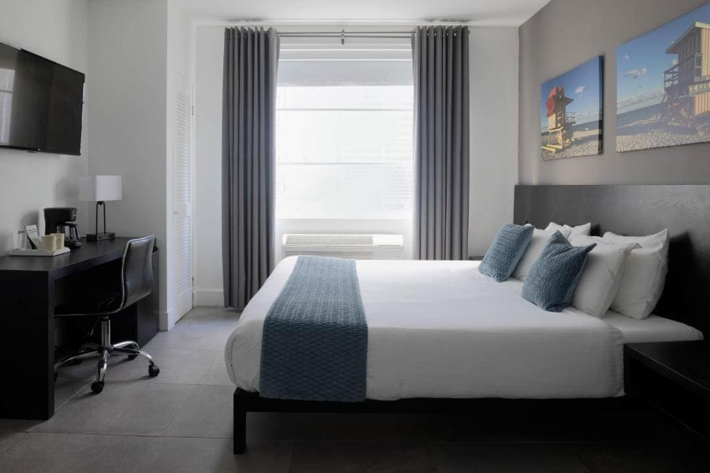 1 King Bed, Mobility/Hearing Accessible Room, Roll-In Shower, Non-Smoking room - Image 2