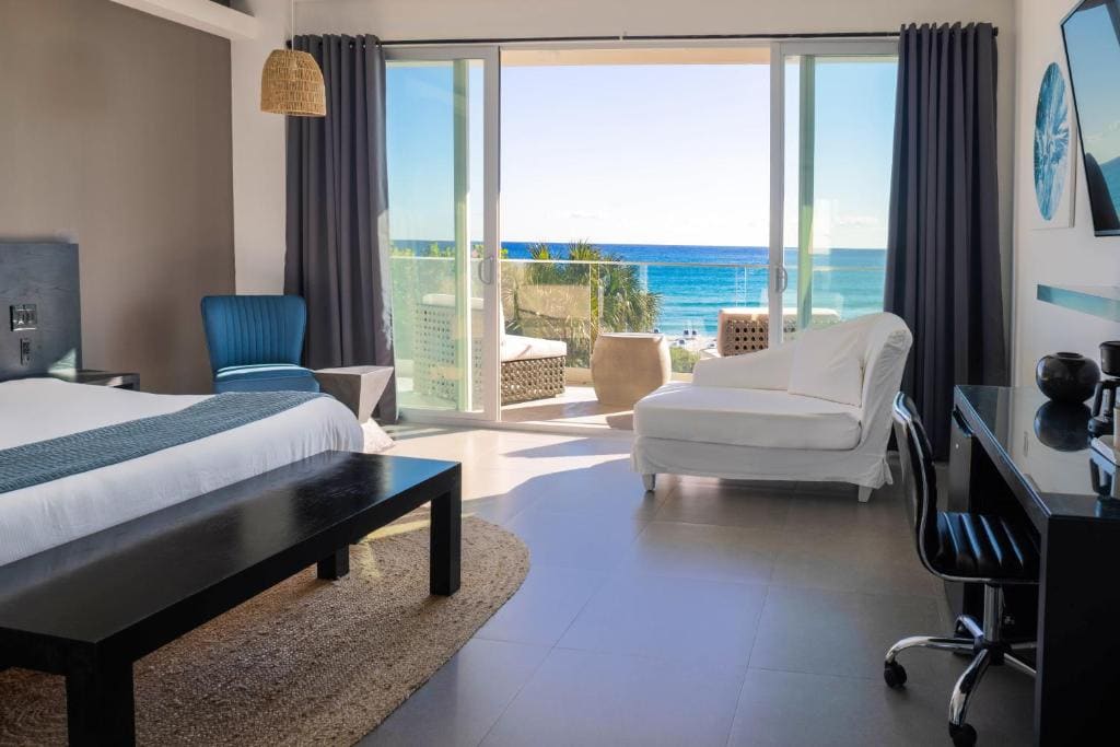 Deluxe King Room with Balcony - Oceanfront/Non-Smoking room - Image 2