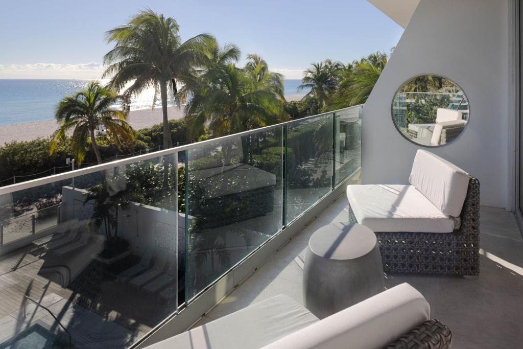 Deluxe King Room with Balcony - Oceanfront/Non-Smoking room - Image 3